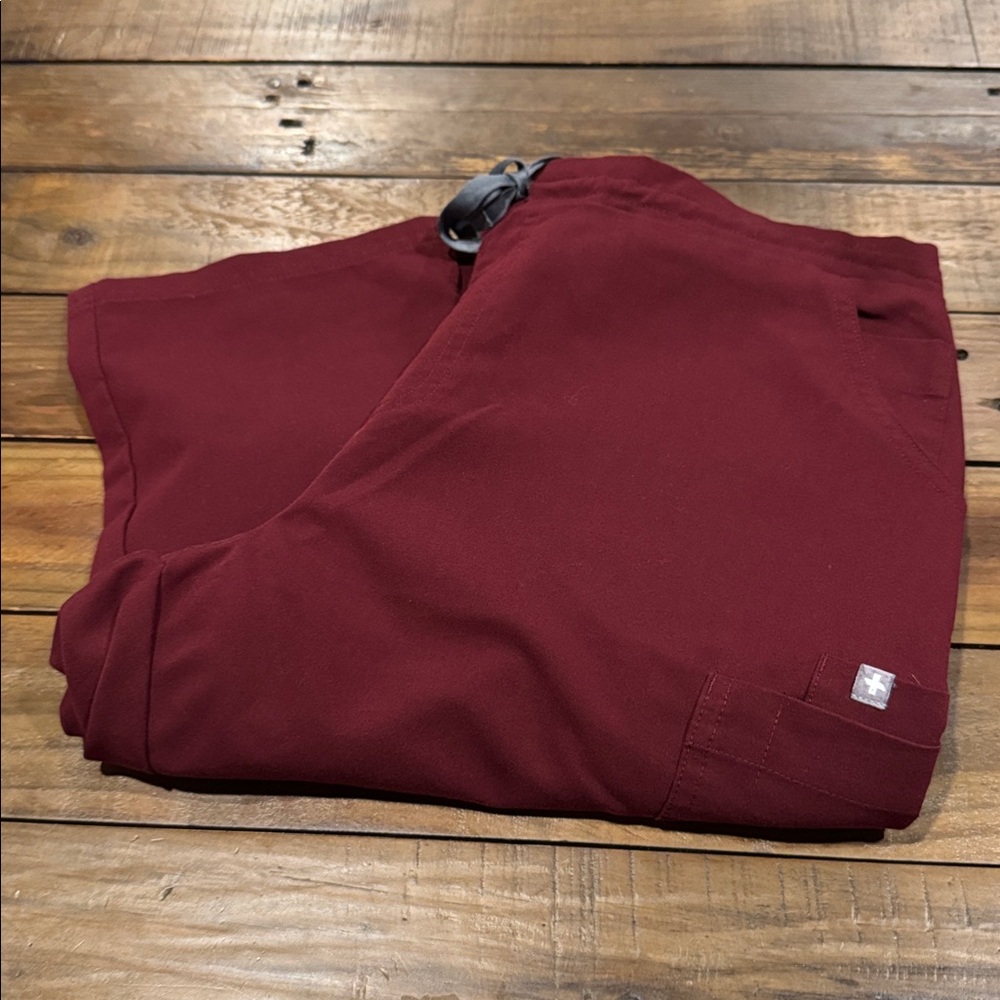 Scrub set by FIGS in Burgundy - Picture 4 of 4